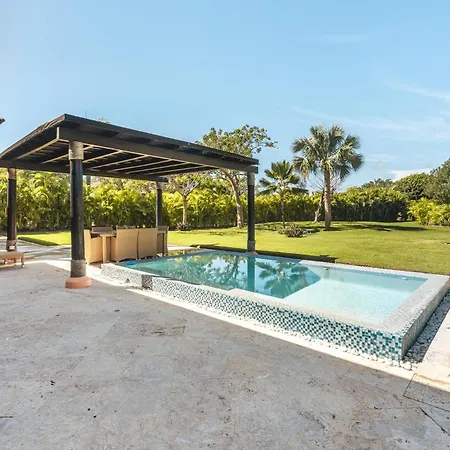 Caribbean Bungalow With 2 Bedrooms And Pool